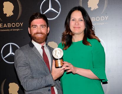Rukmini Callimachi y su colega Andy Mills, tras recibir un premio por 'Caliphate', en 2019 en Nueva York.