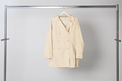 A beige raincoat manufactured in Portugal was deposited in a donation box in Seville. It traveled to the city of Granada, where it spent time in a Humana secondhand store and disappeared on November 23 in a housing development with a swimming pool in the municipality of Hijar, located on the outskirts of Zaragoza.
