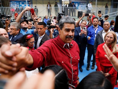 Nicolás Maduro saluda a simpatizantes tras votar en las elecciones parlamentarias de Venezuela, este domingo en Caracas.  
