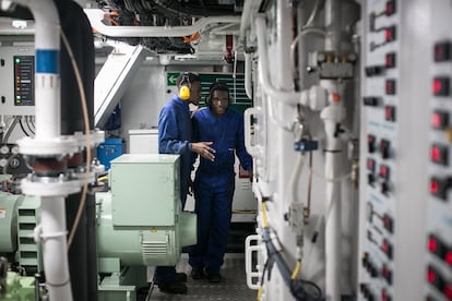 Dos exalumnos de la escuela de pesca de Matola en la sala de máquinas de un barco de Pescamar. El 98% de la plantilla de la compañía en Mozambique es del país.