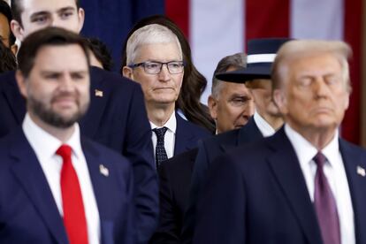 Tim Cook, en el centro, durante la investidura de Donald Trump, a la derecha, el 20 de enero en Washington.