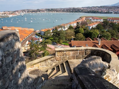 Vista de la desembocadura del río Bidasoa desde el parador de Hondarribia.