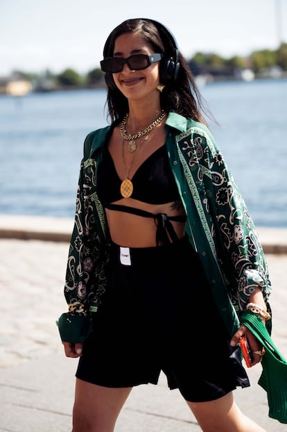 Otra manera de llevar unos calzoncillos bóxer este verano es esta: elige unos negro y súbetelos por encima del ombligo, combínalos con la parte de arriba de un bikini a juego y después añádele una camisa. Una buena elección de accesorios es clave para el toque definitivo.