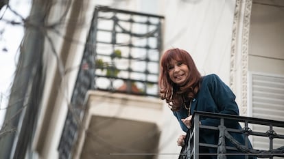 Cristina Kirchner se asoma al balcón de su casa.