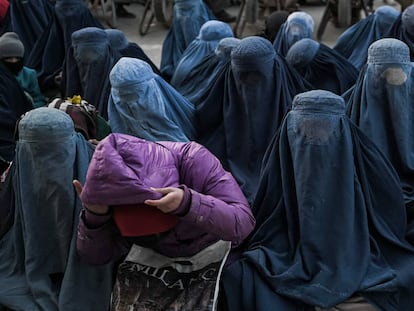 Mujeres afganas esperan pan gratis frente a una panadería en Kabul (Afganistán) el 24 de enero de 2022.