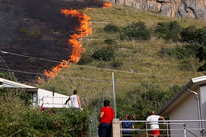Residentes locales de Capaci miran el avance de las llamas, cerca de Palermo, este miércoles.
