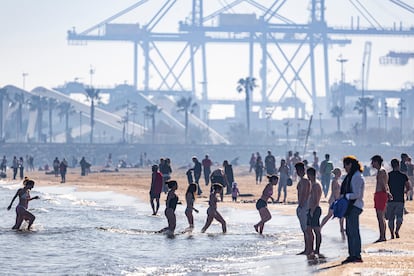 Aspecto de la ciudad de Valencia este viernes desde la playa de la Malva-rosa.