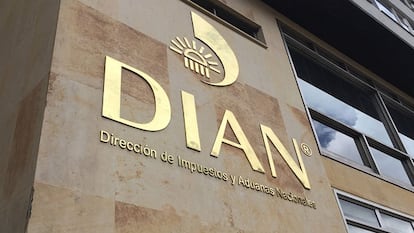 El edificio de la Dirección de Impuestos y Aduanas Nacionales en Bogotá, Colombia.
