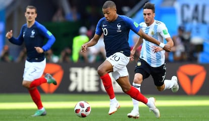 Mbappé sofreu pênalti em jogo contra a Argentina.