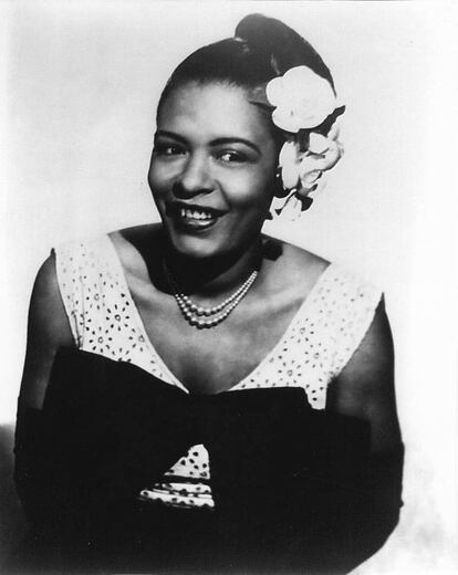 Murió de cirrosis en un hospital de Harlem (Nueva York), en primavera de 1959, a los 44 años (había nacido en Filadelfia en 1915). Llevaba unos días en arresto domiciliario por posesión de narcóticos (era adicta a la heroína) y al morir tenía 70 centavos en su cuenta corriente y 750 dólares en efectivo, que fueron heredados por su marido. A la mujer también conocida como Lady Day, todo un mito de la música popular (jazz, sobre todo) del siglo XX, la arruinaron las adicciones, un estilo de vida bohemio y las malas compañías. En especial, una estafa de la que fue objeto poco antes de morir y que consumió sus últimos ahorros y los derechos de autor generados por su último par de discos y su autobiografía, 'Lady sings the blues', publicada en 1956. Lily Rothman, redactora de 'Time', escribía en el aniversario de su muerte que Billie “hubiese preferido gastarse esos 750 dólares antes de morir, en alcohol, en heroína o en una última juerga con sus amigos, porque su filosofía era no guardar nada para mañana y apurar la vida hasta las heces”. Nunca quiso ser la más rica del cementerio. En la imagen, Billie Holiday en 1950.