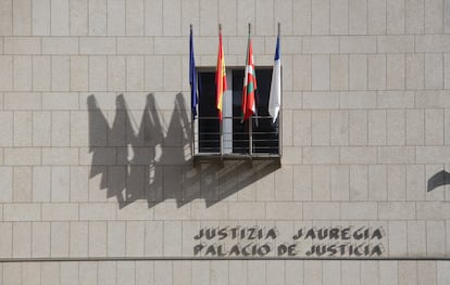Fachada de los juzgados de San Sebastián, el mes pasado.