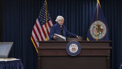 Janet Yellen, presidenta de la fed, a punto de comenzar una rueda de prensa el miércoles en Washington.