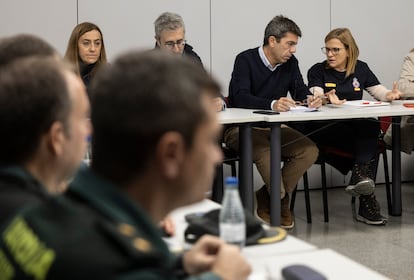El presidente de la Generalitat Valenciana, Carlos Mazón (segundo por la derecha), este miércoles durante la reunión del Cecopi en la sede del SEM de Valencia.