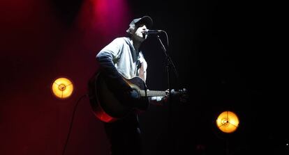 Mikel Erentxun durante un concierto solidario en el WiZink Center de Madrid en febrero de 2018.