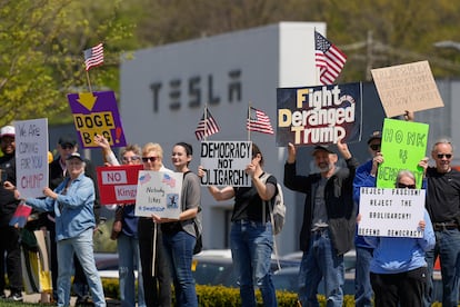 Acción de protesta a las puertas de un concesionario de Tesla en Kansas City (Misuri).