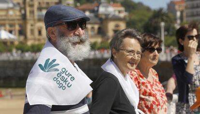 Participantes en la cadena en San Sebastián, en la Concha.