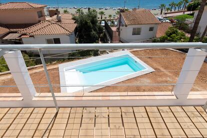 Con el jardín aún por terminar, esta vista incluye un balcón exterior, la piscina y la playa de Rincón de la Victoria, a poco más de cien metros.