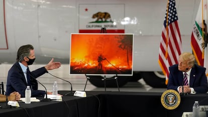 Trump escuta as explicações do governador Newsom sobre os incêndios, na segunda-feira em Sacramento.