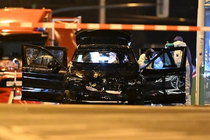 Trabajos forenses en el automóvil del detenido por atentar contra un mercadillo navideño en Alemania.