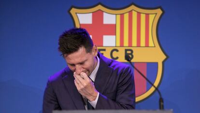 Leo Messi chora na coletiva de imprensa, neste domingo no Camp Nou.
