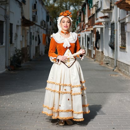 Anaïs Pinilla Berdeal posa en Usera con el traje goyesco tradicional de Madrid.