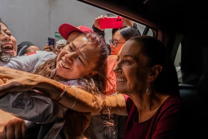 Claudia Sheinbaum saluda a sus seguidores abordo de su coche en el Valle de Chalco.