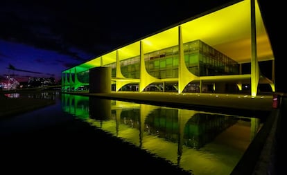 Palácio do Planalto iluminado com as cores da bandeira brasileira por conta da Olimpíada do Rio, em abril.