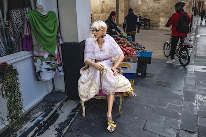 Un maniquí vestida de fallera, en una tienda de ropa en Valencia.
