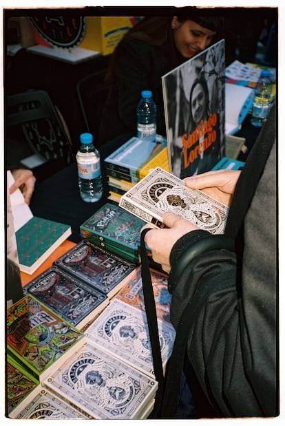 A reader shows interest in the first volume of the 'Blackwater' saga, by Michael McDowell, in Barcelona.