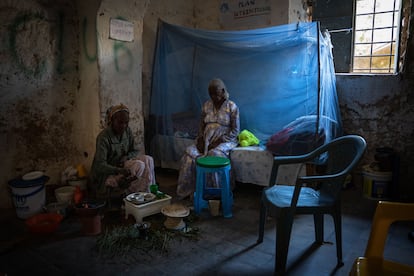 A 163 kilómetros de la capital de Tigray, se encuentra Adwa, una de las ciudades más castigadas por la guerra debido a su cercanía con Eritrea. En uno de sus centros de refugiados, Ngsti, de 75 años, prepara café en el interior de su oscura y fresca habitación bajo la atenta mirada de una amiga que viajó desde Aksum para acompañarla. La anciana no tiene familia, está casi ciega y sorda. Entre sorbo y sorbo de café, se lamenta por la decisión de Donald Trump. “Estamos aquí, señor presidente, nos enfrentamos a muchos problemas a diario. No hemos regresado a nuestros hogares, estamos muriendo de hambre, no tenemos luz, agua ni medicinas. ¿Por qué nos ha retirado su apoyo? Por favor ayúdenos a volver a nuestro hogar”, dice la mujer.