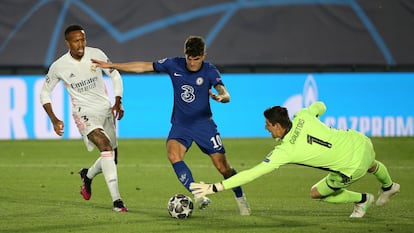 Pulisic evita a Courtois antes de marcar el primer gol del partido ante el Real Madrid este martes en Valdebebas.