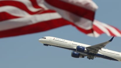 Un avión de Delta Airlines en el aeropuerto internacional de Los Ángeles.