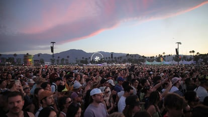 Asistentes al festival de Coachella durante la actuación de Charli XCX.