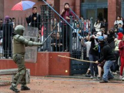 Jóvenes se enfrentan a carabineros, el pasado jueves, en una manifestación estudiantiul en Santiago de Chile. EFE/Mario Ruiz