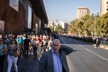 Cientos de personas caminan por la Alameda, avenida principal del centro de Santiago, a causa del cierre de las estaciones de metro durante el apagón masivo, en febrero pasado.
