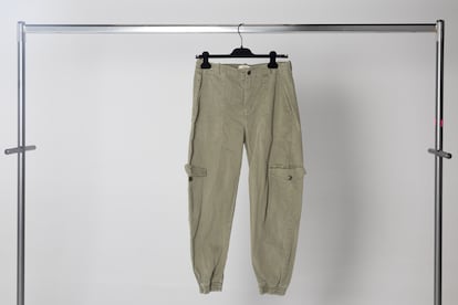 A pair of green pants manufactured in Morocco were deposited in a donation box in Barcelona. After spending a few days in an industrial warehouse on the outskirts of the city, at the end of April, they emitted their last signal in the nearby municipality of Els Hostalets de Pierola, in a lot alongside a waste management plant.