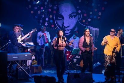 Roberto Carcassés toca el piano junto a su banda Interactivo durante la presentación del disco 'En Fa sostenido', el jueves 14 de abril en La Habana.