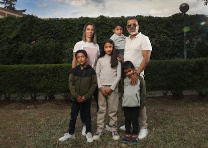 Mari Paz Fernández y Josué Ávila, con sus hijos en su casa de Madrid.