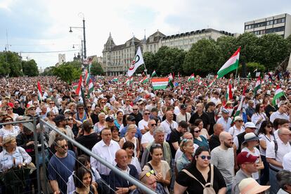 La multitud congregada este domingo en Debrecen, en el acto convocado por Péter Magyar.