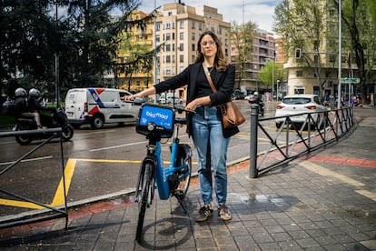 Mamen Arjona, que pedaleaba a diario por Copenhague y no se atreve a hacerlo ahora que vive en Madrid, este viernes en la capital. 