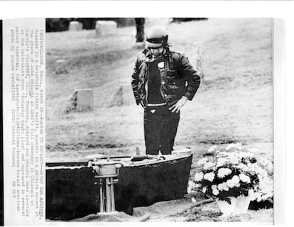 Dan Aykroyd at John Belushi’s grave.