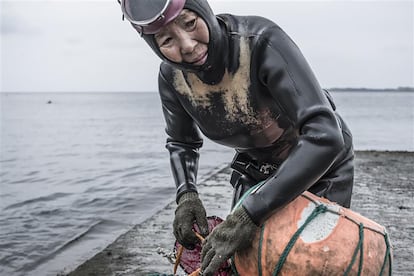 Un buceadora 'haenyeo', en las aguas de la isla de Jeju.