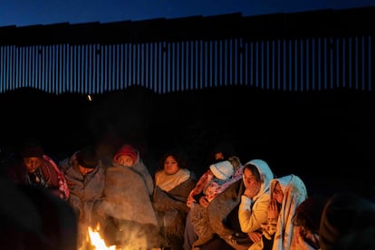 Migrantes esperan a la Patrulla Fronteriza en un campamento de ayuda humanitaria en la frontera entre México y Estados Unidos, unas horas antes de la investidura presidencial de Donald Trump, cerca de Sasabe, Arizona, Estados Unidos.