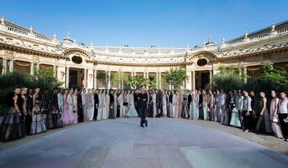 Giorgio Armani, junto a las modelos de su desfile de la alta costura otoño-invierno 2019 de París.