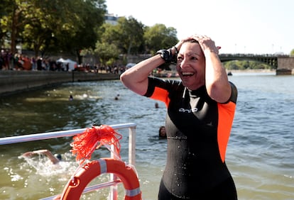 La alcaldesa de París, Anne Hidalgo, sale del río Sena tras la sesión de natación, este miércoles.