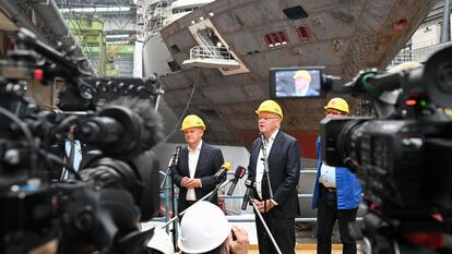 El canciller alemán, Olaf Scholz, visita una de las fábricas del fabricante de buques de lujo Meyer Werft en Papenburgo, Alemania.