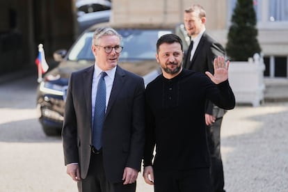 Britain's Prime Minister Keir Starmer, left, poses with Ukraine's President Volodymyr Zelenskyy during departures at a summit on Ukraine at the Elysee Palace in Paris, Thursday, March 27, 2025 . (AP Photo/Thibault Camus)